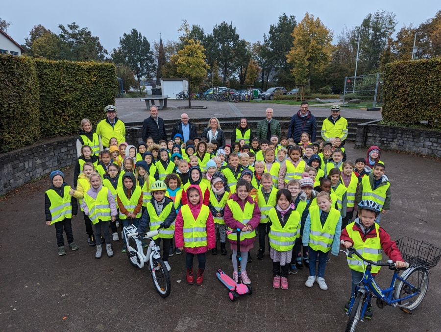 Kreis Paderborn gibt Warnwesten an Erstklässlerinnen und Erstklässler aus
